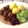 Klassiska köttbullar med kokt potatis, brunsås[...]