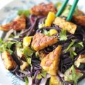 Svarta risnudlar med tempeh och mango