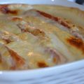 Fylld lunchkorv med sås i ugn