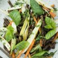 Thai beef sallad Nahm jim med mynta och pak choi