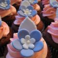 Chokladcupcakes med blå blommor