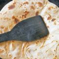 Var dags mat - Roti, indiskt bröd i stekpanna,[...]