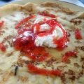 Pannkakor med sylt och grädde