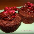 Chokladcupcake fyllda med färska jordgubbar