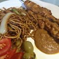 Grillade kycklingspett med jordnötssås