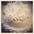 Fluffy white frosting på tårtan