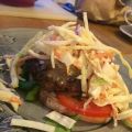 Cheeseburger med coleslaw